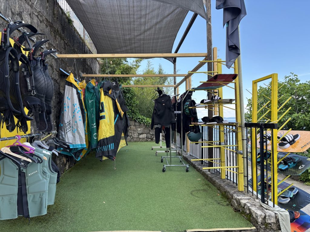 Ausgerüstete Kitesurf-Schule in Torbole am Gardasee