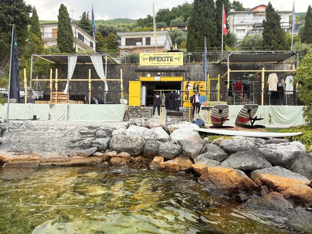Kitesurfschule Beekite am Ufer des Gardasees in Torbole
