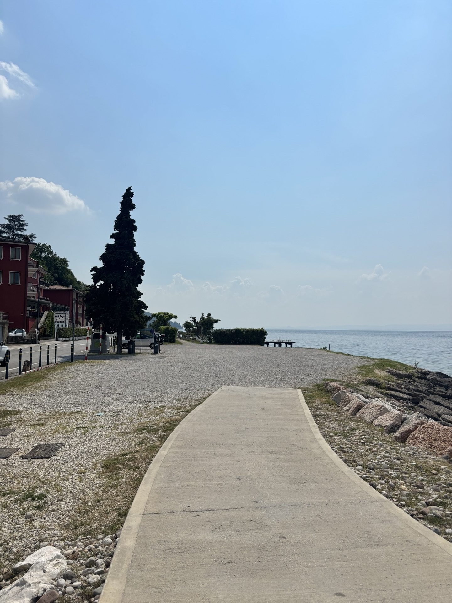 Strandweg in Torbole, ideal für Kitesurfen am Gardasee.