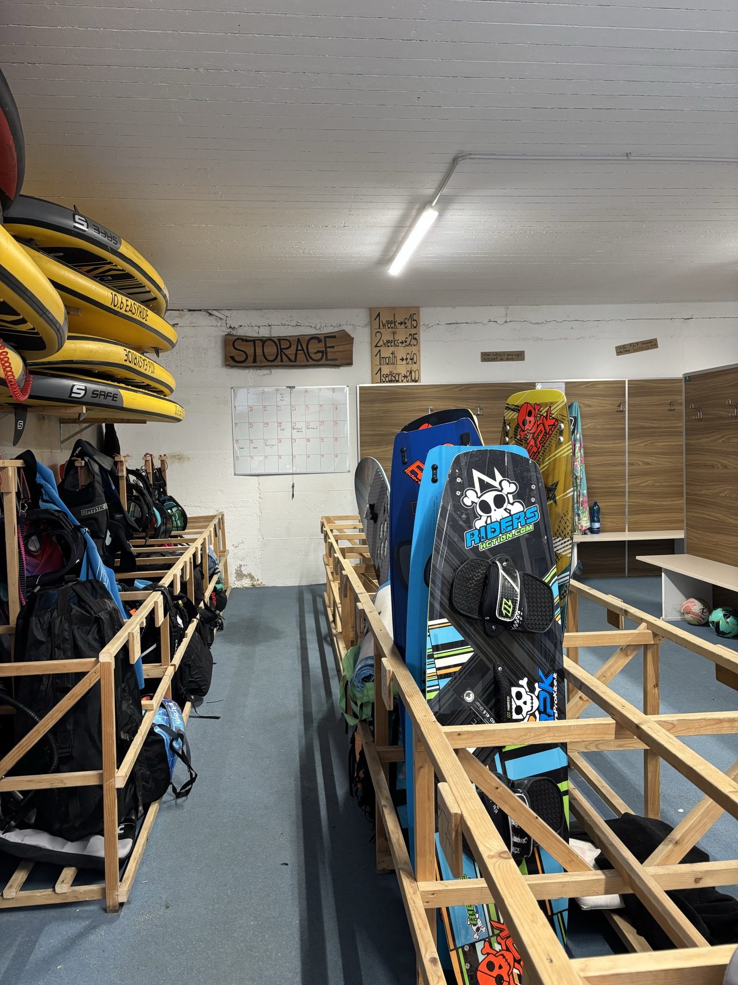 Kitesurf-Ausrüstung in der Beekite-Schule in Torbole