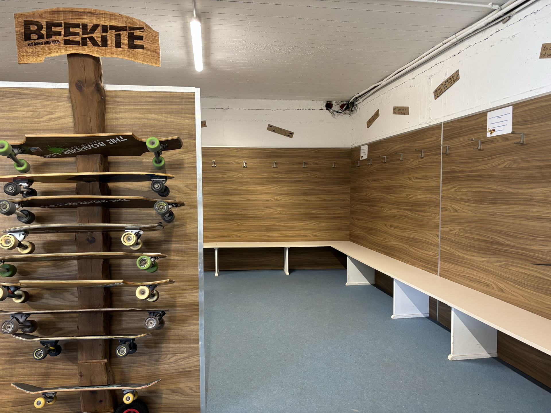 Umkleideraum der Beekite Kitesurfschule am Gardasee